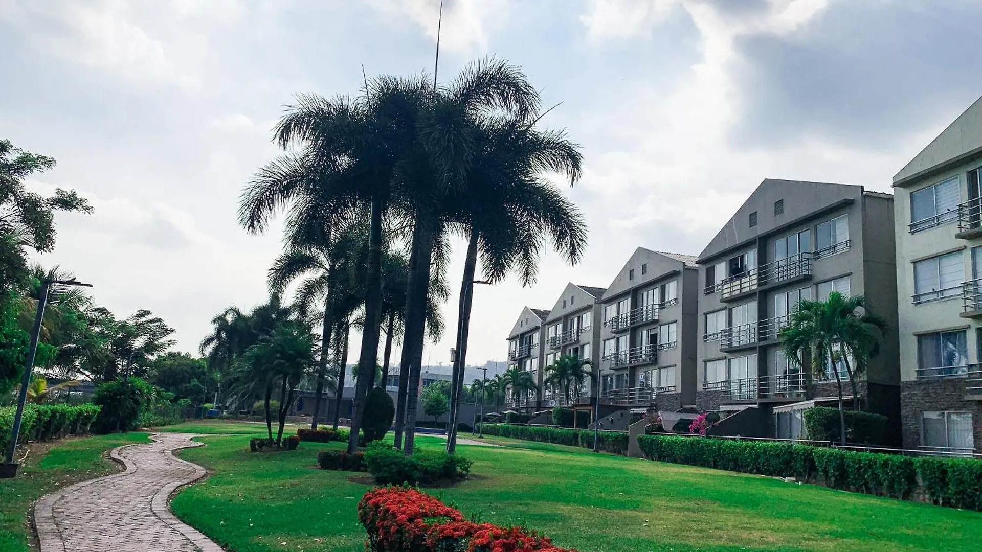 과야킬 Amplia Casa Moderna En Altos Del Rio 빌라 에콰도르