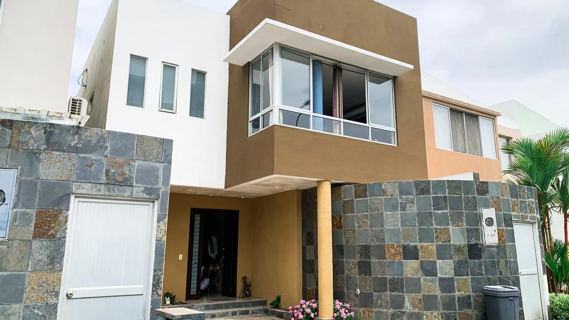 펜션 과야킬 Amplia Casa Moderna En Altos Del Rio 빌라 에콰도르